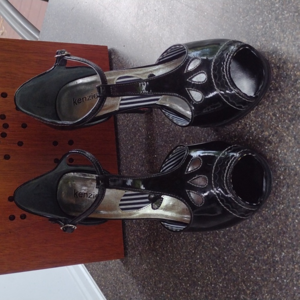 Kenzie Eric Black Patent Leather Peep Toe Heels Size 10